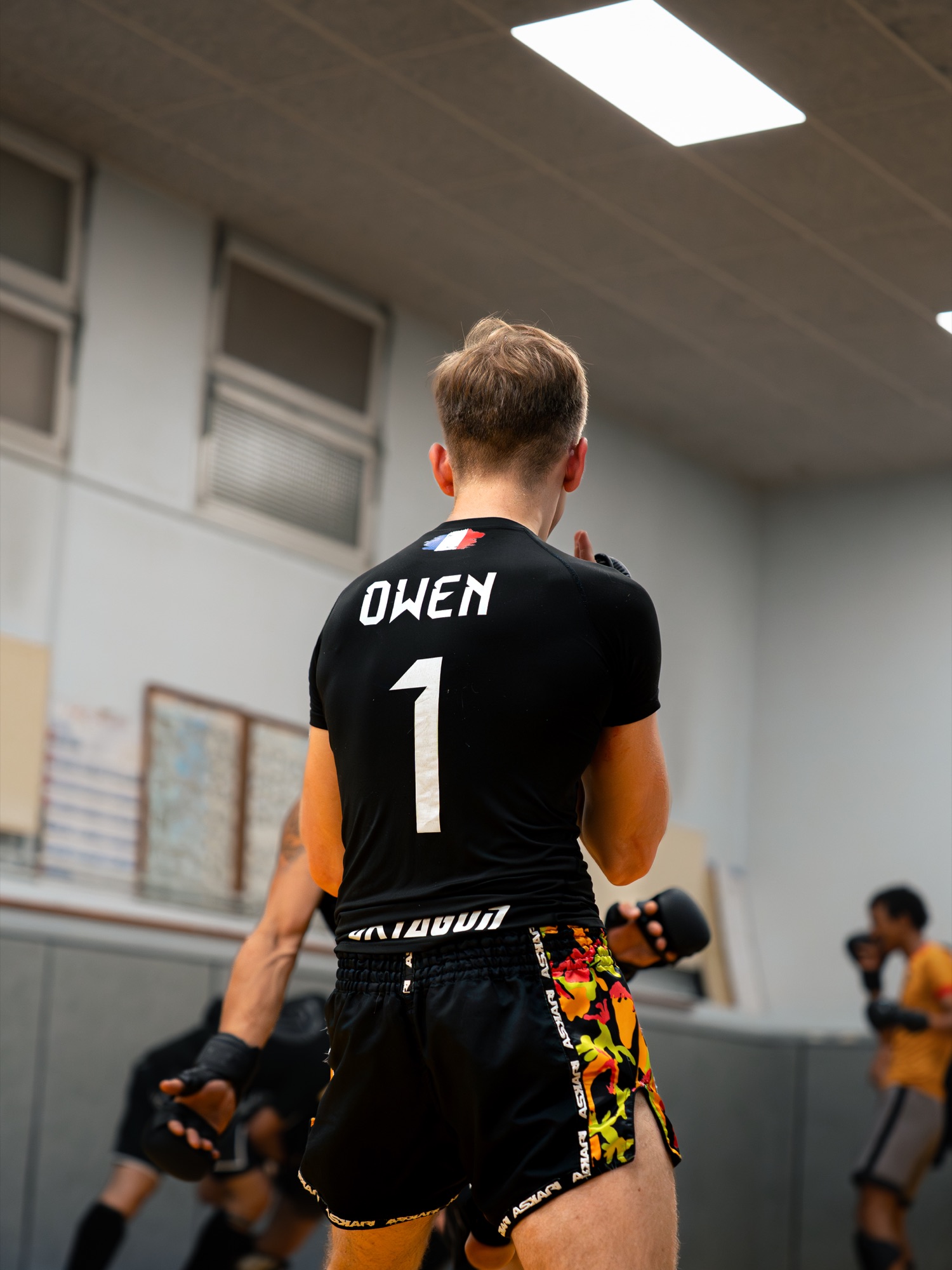 Un pratiquant en tenue de combat pendant l'entraînement