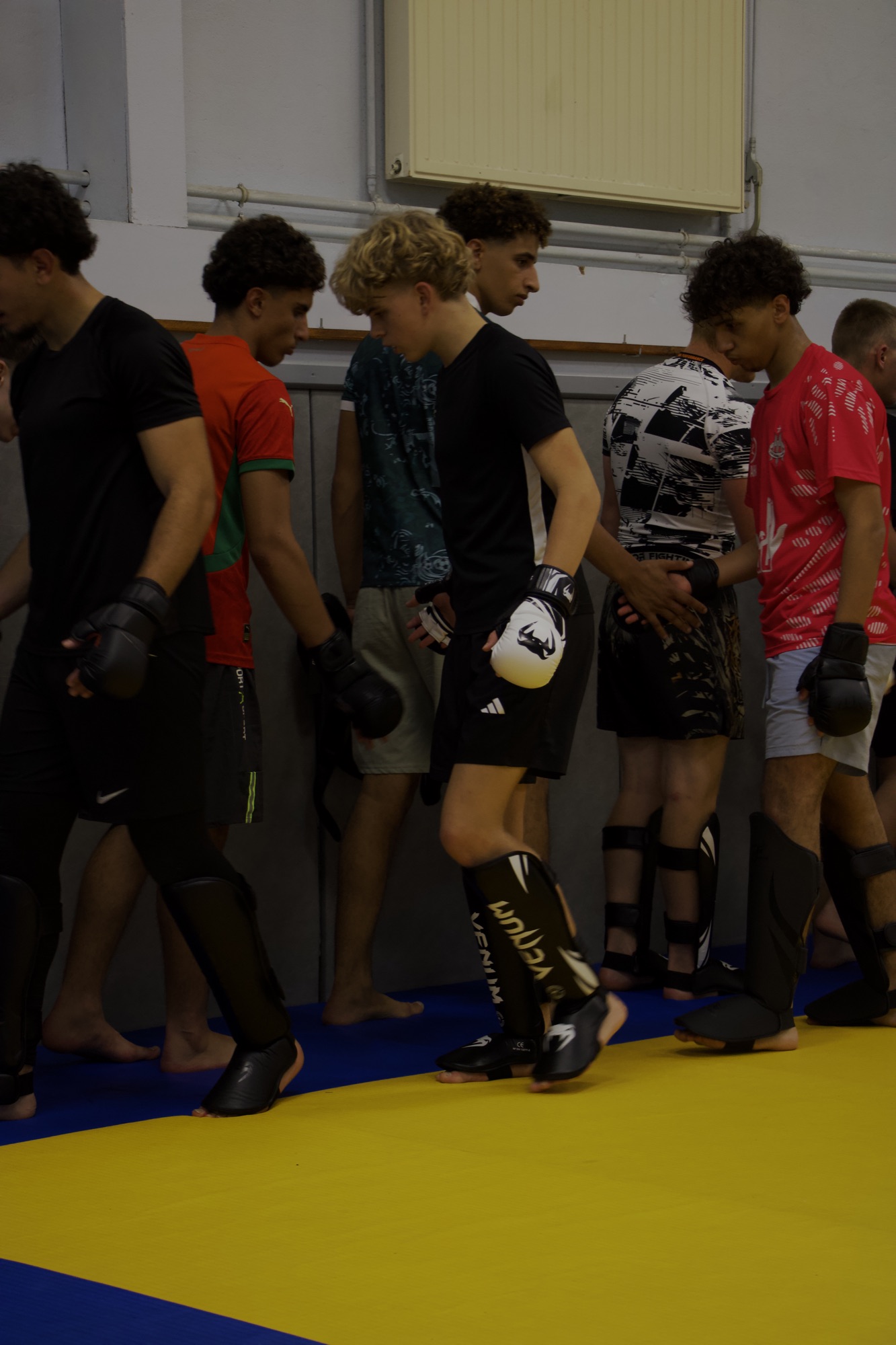 Le groupe se prépare pour un exercice de MMA